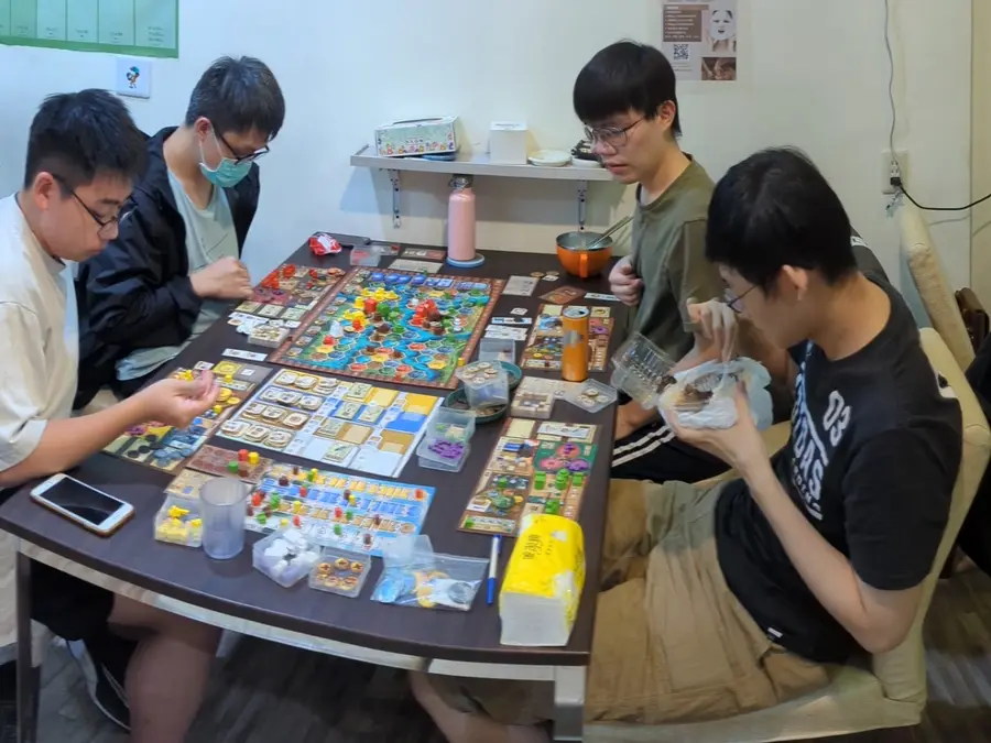 客人在烏嘎嘎桌遊店內邊吃邊玩桌遊