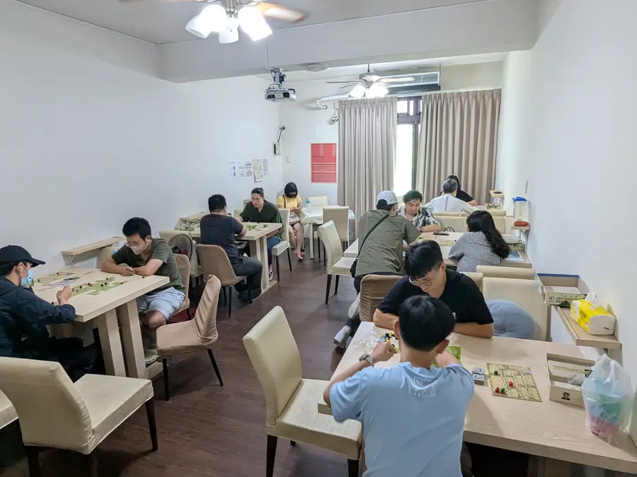 烏嘎嘎桌遊3樓的大桌椅空間,多桌客人同時遊玩