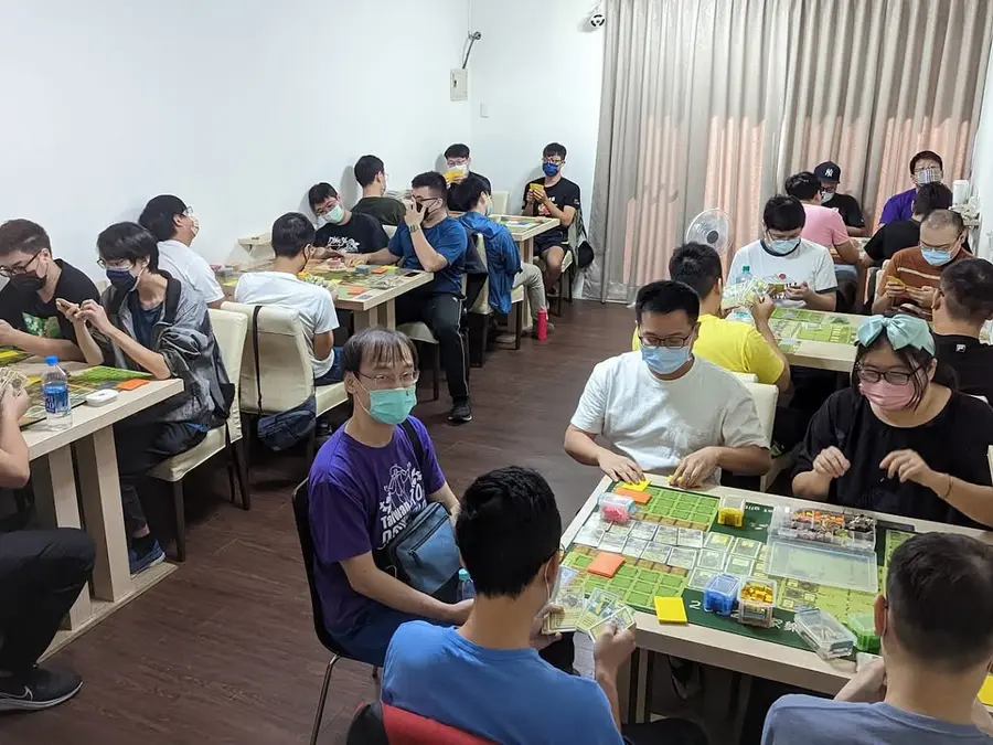烏嘎嘎桌遊店內多桌客人同時遊玩的滿場情況